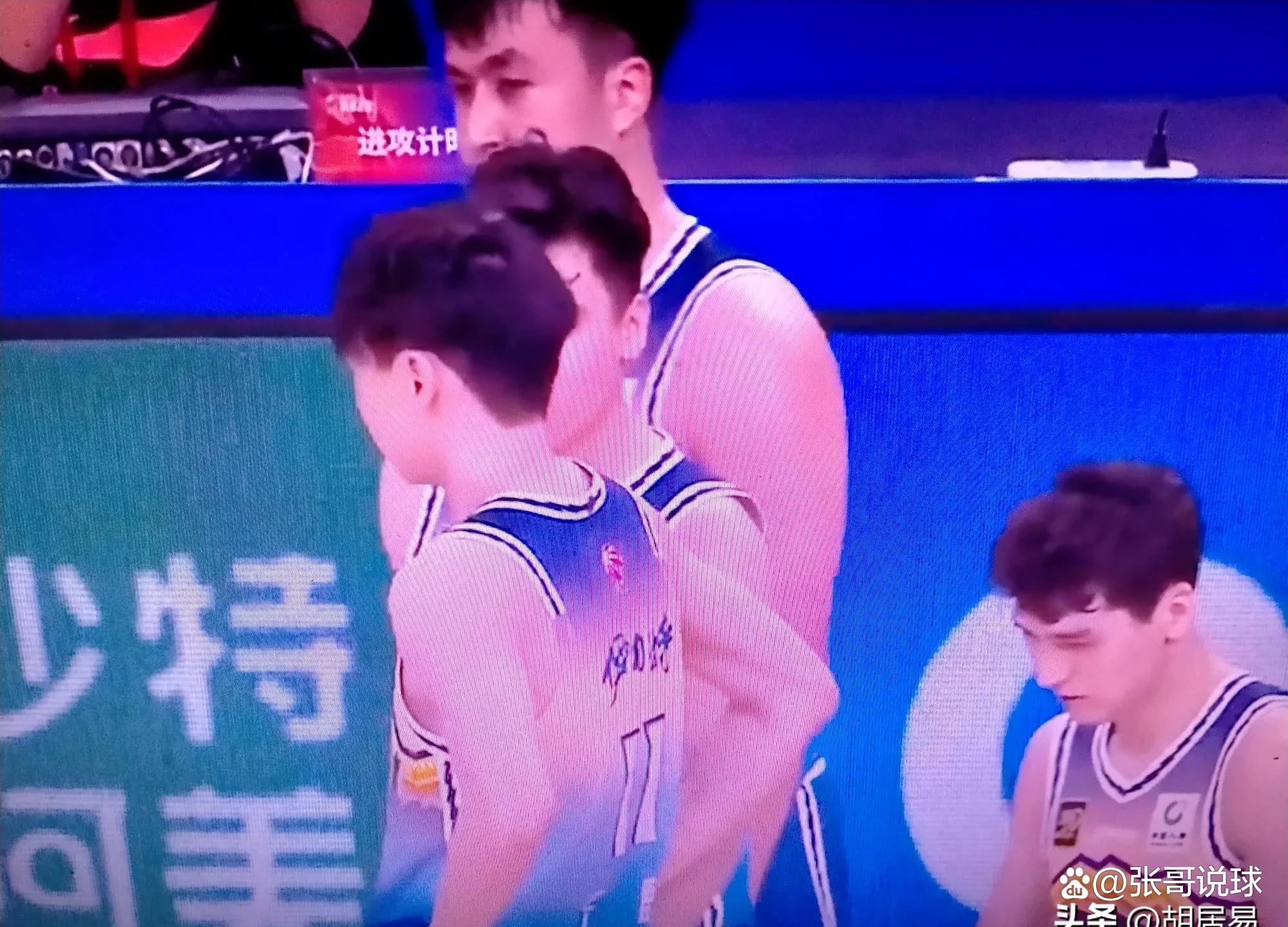 山东男篮对战新疆男篮，双方实力均衡